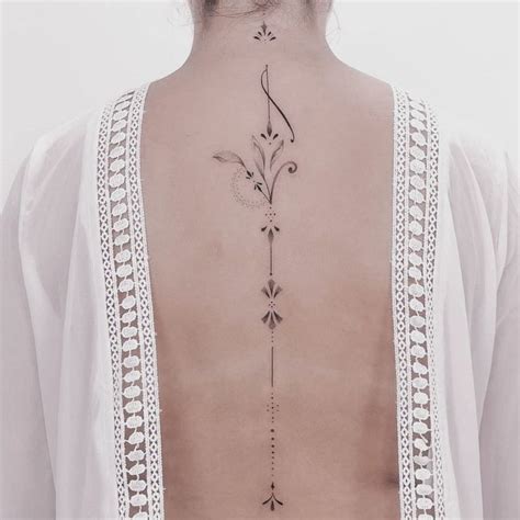 tatouage colonne vertebrale femme|Oserez